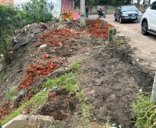 Fundação das novas calçadas do viaduto da Rua Newton Laporte