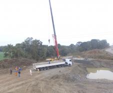 Lançamento de vigas da nova ponte sobre o Rio Turvo