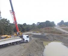 Lançamento de vigas da nova ponte sobre o Rio Turvo