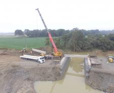 Lançamento de vigas da nova ponte sobre o Rio Turvo