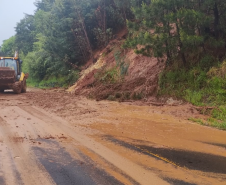 Limpeza de pista após escorregamento de materiais