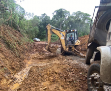 Limpeza de pista após escorregamento de materiais