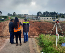 Técnicos na obra de recuperação da PR-151 em Jaguariaíva