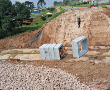 Lançamento das peças de concreto das galerias