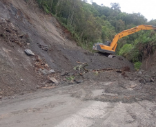 PR-090 em Campo Largo, queda de barreira sendo resolvida