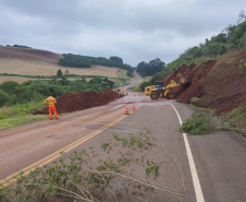 PR-239 em Pitanga, danos de grande porte no talude da rodovia