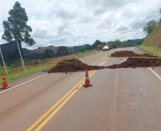 PR-239 em Pitanga, sinalização do bloqueio e do local em obras