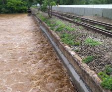 PR-323 Ponte do Rio Ivaí com águas se aproximando da pista