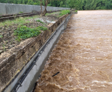 PR-323 Ponte do Rio Ivaí com águas se aproximando da pista