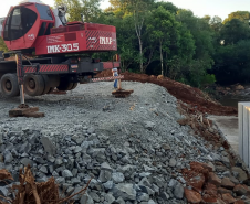 Obra de recuperação da PR-540 em Entre Rios - lançamento de aduelas das galerias de concreto