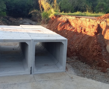 Obra de recuperação da PR-540 em Entre Rios - lançamento de aduelas das galerias de concreto