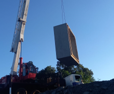 Obra de recuperação da PR-540 em Entre Rios - lançamento de aduelas das galerias de concreto