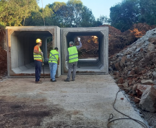 Obra de recuperação da PR-540 em Entre Rios - lançamento de aduelas das galerias de concreto