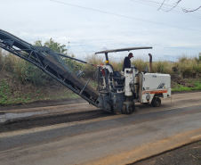 Rodovia sendo fresada