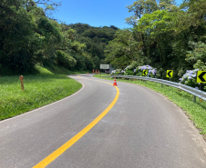 Serviços de sinalização rodoviária na Estrada da Graciosa