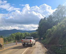 PR-170 em Pinhão, na Curva da Ferradura, travessia pelo acostamento