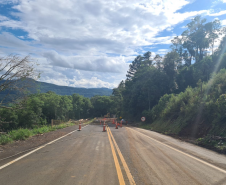 PR-170 em Pinhão, na Curva da Ferradura, travessia pelo acostamento