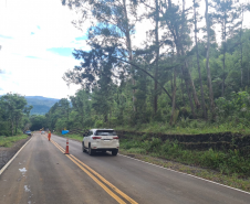 PR-170 em Pinhão, na Curva da Ferradura, travessia pelo acostamento