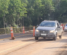 PR-170 em Pinhão, na Curva da Ferradura, travessia pelo acostamento