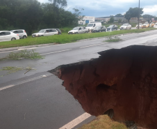 Bueiro colapsado na PR-323 em Umuarama