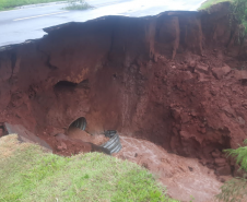 Bueiro colapsado na PR-323 em Umuarama