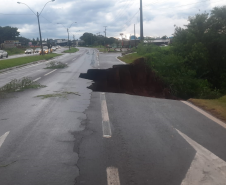 Bueiro colapsado na PR-323 em Umuarama