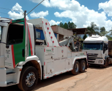 Guinchos do DER/PR atuando na BR-277 entre Curitiba e Guarapuava