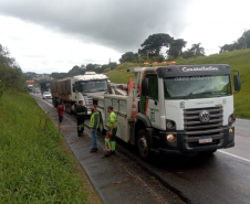 Guinchos do DER/PR atuando na BR-277 entre Curitiba e Guarapuava