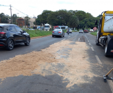 Limpeza de carga espalhada na pista