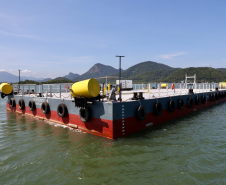 Chegada da balsa Perpetuar à baía de Guaratuba