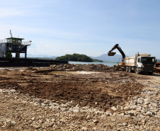 Chegada da balsa Perpetuar à baía de Guaratuba