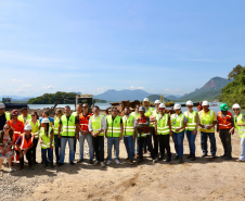 Chegada da balsa Perpetuar à baía de Guaratuba