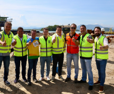 Chegada da balsa Perpetuar à baía de Guaratuba