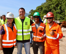 Chegada da balsa Perpetuar à baía de Guaratuba