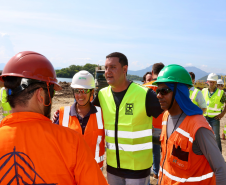 Chegada da balsa Perpetuar à baía de Guaratuba