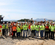 Chegada da balsa Perpetuar à baía de Guaratuba