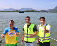 Chegada da balsa Perpetuar à baía de Guaratuba