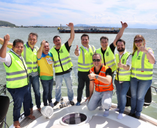 Chegada da balsa Perpetuar à baía de Guaratuba