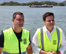 Chegada da balsa Perpetuar à baía de Guaratuba