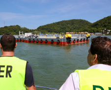 Chegada da balsa Perpetuar à baía de Guaratuba