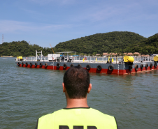 Chegada da balsa Perpetuar à baía de Guaratuba