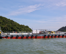 Chegada da balsa Perpetuar à baía de Guaratuba