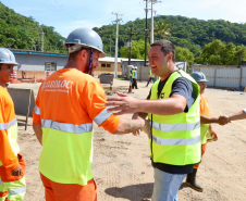 Chegada da balsa Perpetuar à baía de Guaratuba