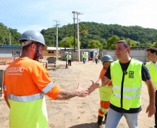 Chegada da balsa Perpetuar à baía de Guaratuba