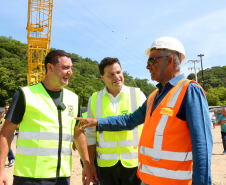 Chegada da balsa Perpetuar à baía de Guaratuba