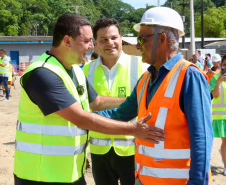 Chegada da balsa Perpetuar à baía de Guaratuba