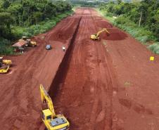 Serviços de terraplenagem na linha geral entre as ruas Carlos Urnau e Francisco Fogaça