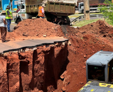 Serviços do DER/PR na PR-323 em Umuarama