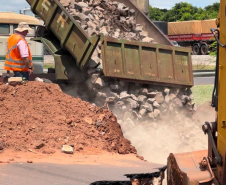 Serviços do DER/PR na PR-323 em Umuarama