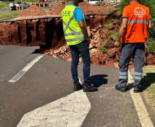 Serviços do DER/PR na PR-323 em Umuarama